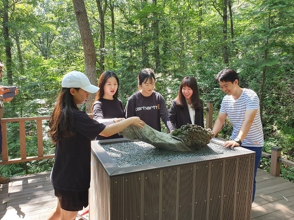 ▲보성군 제암산자연휴양림에서는 달팽이 형상 등 수석 50여점을 전시했다.(사진제공=보성군)