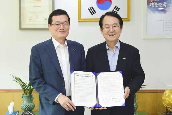 ▲목포시가 지난 7일 목포사랑상품권 총괄 판매대행점과 업무 협약을 체결했다.(사진제공=목포시)