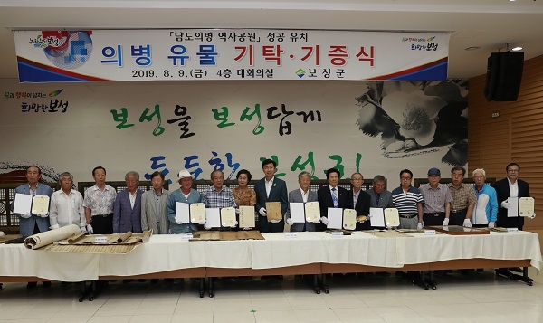 ▲보성군은 9일 의병 유족들과 함께 의병 유물 기증·기탁식을 가졌다.(사진제공=보성군)