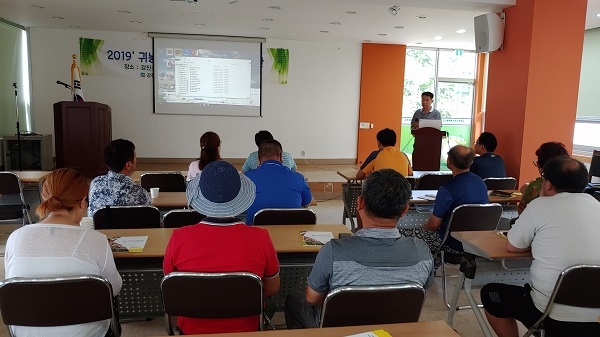 ▲강진군은 지난 8일 한결부동산 김한선 대표를 초청해 강진체류형귀농사관학교 입교생 12세대를 대상으로 귀농 복덕방을 운영했다.(사진제공=강진군)