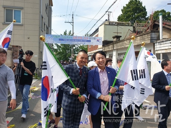 ▲KFF한국자유총연맹순천시지회는 8.15광복74주년을 맞아 국가의 상징인 태극기사랑과 국경일에 태극기를 게양하는 문화를 확산하여 애국심을 배양하고 시민안보의식을 고취 하고자 8.15광복기념 나라사랑캠페인을 실시했다.(사진=이기장 기자)