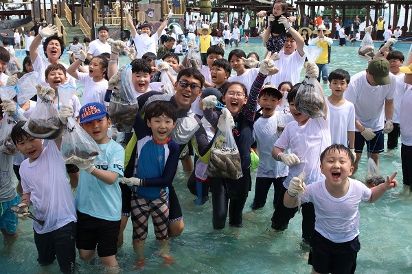 ▲보성군 율포해변 활어잡기 페스티벌이 오는 24일 가을전어 축제와 함께 재개장 한다.(사진제공=보성군)