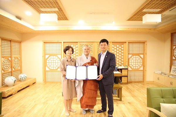 ▲구례군은 최근 대한불교조계종 국제선센터와 업무협약식을 갖고 기념촬영을 하고 있다.(사진제공=구례군)