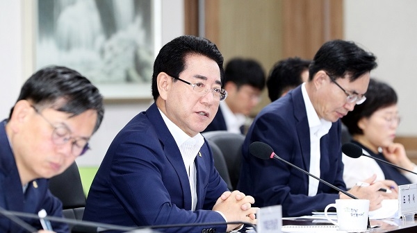 ▲김영록 전라남도지사가 20일 오전 도청 서재필실에서 실국장 정책회의를 주재하고 있다.(사진제공=전라남도)