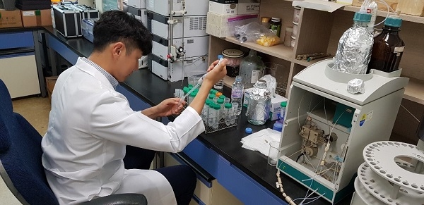 ▲강진군은 딸기 재배농가를 대상으로 배양액 조성을 위한 원수분석과 화아분화 검사를 실시한다.(사진제공=강진군)