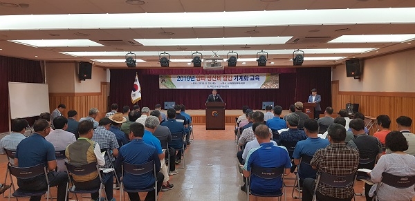 ▲무안군은 지난 20일 생산비 절감을 위한 ‘양파 기계화’ 교육을 실시했다.(사진제공=무안군)