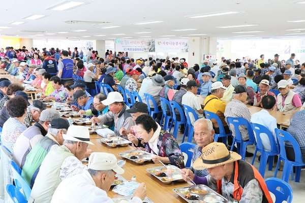 ▲목포시와 목포복지재단은 오는 9월 3일 부터 ‘참!좋은 사랑의 밥차’ 운영을 재개한다(사진제공=목포시)