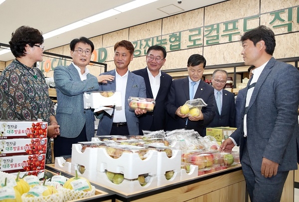 ▲지난 달 29일 전남 강진군 강진읍 강진농협 파머스마켓에서 이승옥 강진군수와 정옥태 강진농협장 등이 참석한 가운데 강진군 로컬 푸드 직매장 개장식이 열리고 있다.(사진제공=강진군)