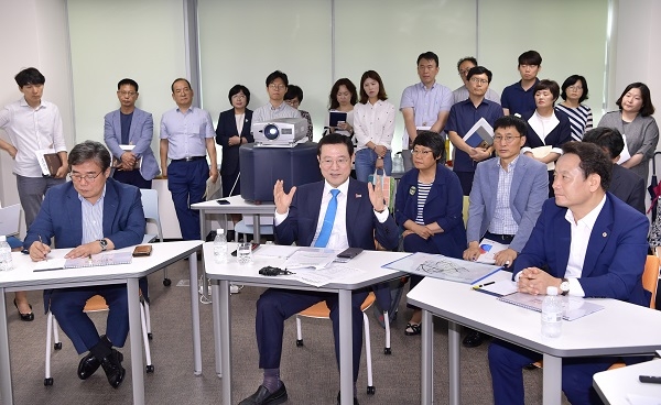 ▲이용섭 광주광역시장이 3일 오후 동구 동명동에서 열린 '광주 대표문화마을 추진상황 현장점검 보고회'에서 추진상황을 청취한 뒤 의견을 나누고 있다.(사진제공=광주광역시)
