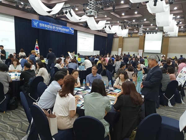 ▲전라남도교육청이 민선3기 핵심공약으로 추진 중인 전문적 학습공동체 원탁회의 모습(사진제공=전남도교육청)