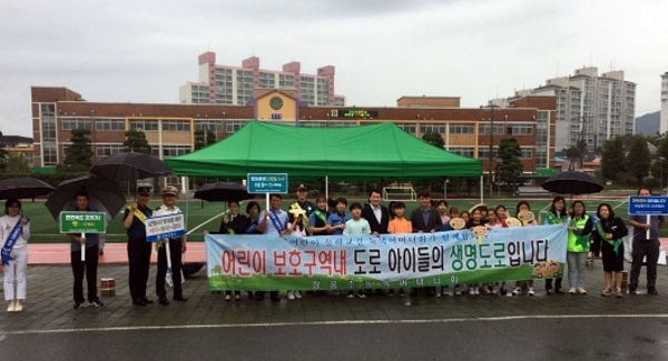 ▲장흥군은 9일 등굣길 어린이 보호구역내 교통안전 캠페인을 펼쳤다.(사진제공=장흥군)