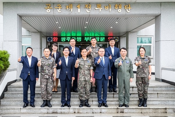 ▲광주은행은 추석 명절을 맞아 공군 제1전투비행단 방문해 군 장병들을 격려하고 위문금을 전달했다.(사진제공=광주은행)