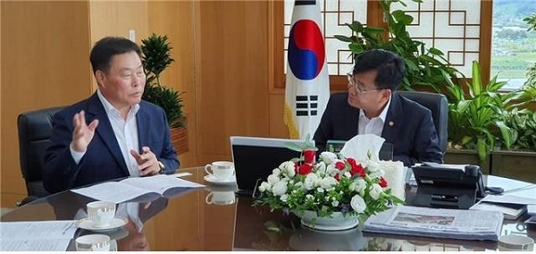 ▲무안군은 지난 9일 농촌진흥청을 방문해 양파 주산지인 전남 서남권에 국립 파속작물 연구기능을 확대 해줄 것을 건의했다.(사진제공=무안군)