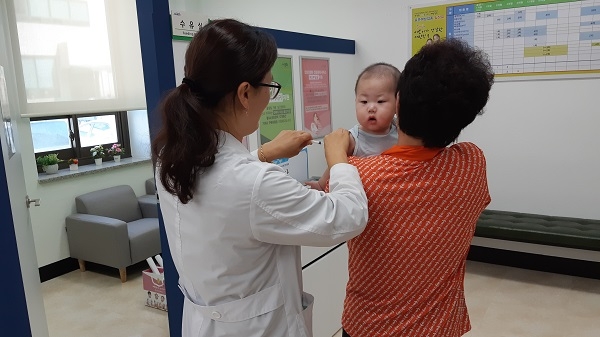 ▲진도군이 17일부터 2회 접종 대상 어린이에게 무료 독감예방접종을 실시하고 있다.(사진제공=진도군)