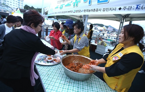 ▲지난 마량미항 찰전어축제 개최 모습(사진제공=강진군)