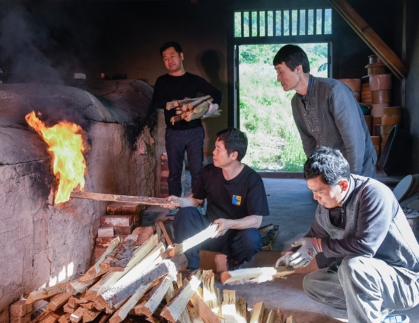 ▲화목가마 작업을 위해 불을 지피고 있다(사진제공=강진군)