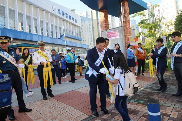 ▲무안군은 24일 가을 개학기 학교주변 민·관·경 합동 교통안전 캠페인을 실시했다.(사진제공=무안군)