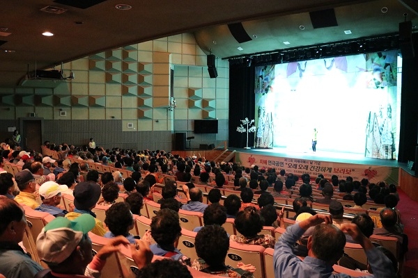 ▲진도군이 제12회 치매극복의 날을 맞아 지난 26일 치매 극복연극 공연을 개최했다.(사진제공=진도군)