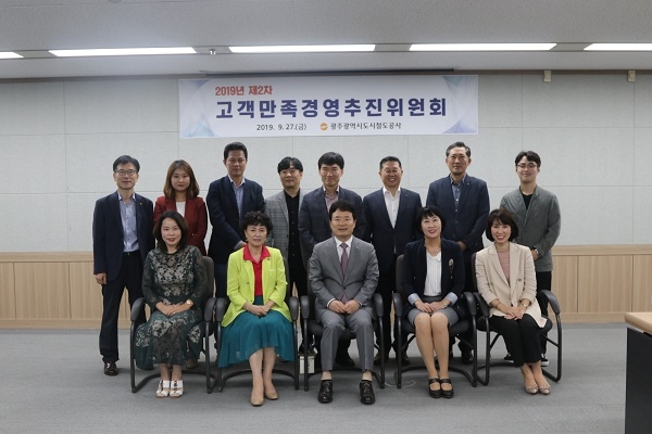 ▲목포시는 30일 신규공무원 임용장 수여식을 개최했다.(사진제공=목포시)