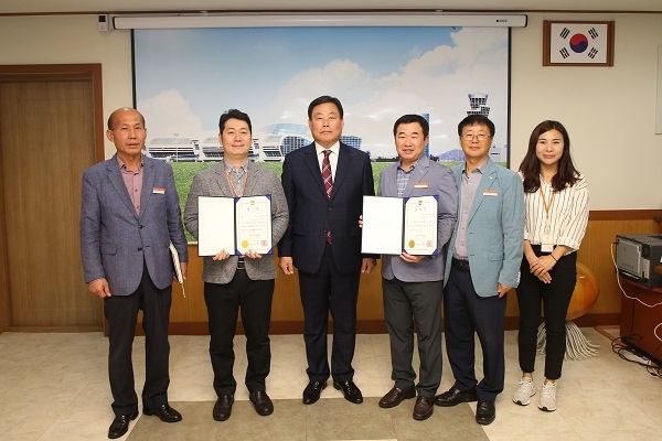 ▲무안군은 지난 1일 ‘2019년 공간정보 연구회’에서 김영근 주무관이 대상을 수상하고 기념촬영을 하고 있다.(사진제공=무안군)