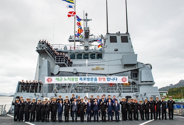 ▲목포시와 해군함정 노적봉함은 지난 5일 자매결연 협약식을 가졌다.(사진제공=목포시)