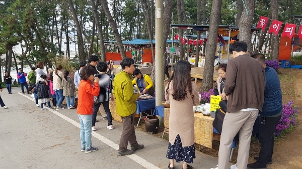 ▲함평군은 돌머리해수욕장 일원에서 제1회 돌머리 노을정원 팜마켓이 개최됐다.(사진제공=함평군)