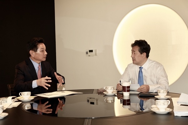 ▲전동평 영암군수는 지난 7일 박양우 문화체육관광부 장관과 만나 영암군의 문화관광‧스포츠의 발전을 위한 사업을 적극 건의 했다.(사진제공=영암군)