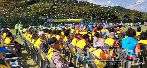 ▲2019주암댐 실버대학 연합 체육대회가 지난 8일 전남 순천시 송광면 체육공원에서 (사)지역사랑복지협의회 주관으로 보성군 겸백면.문덕면.복내면.율어면과 순천시 낙안면.상사면.송광면.외서면.주암면,화순군에서는 남면.동복면.한천면 노인대학에서 실버대학생, 내빈, 자원봉사자, 직원등 1200여명이 참석한 가운데 성황리에 개최됐다(사진=이기장 기자)