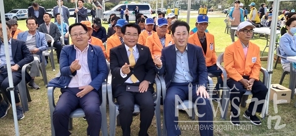 ▲2019주암댐 실버대학 연합 체육대회에 이동범 주암댐실버대학총장, 신경균 보성군의장, 정광식 보성군의회산업건설위원장, 이명옥 순천시의원, 고동환 한국수자원공사 주암댐관리부장, 박미자 주암댐 과장 등이 참석했다(사진=이기장 기자)