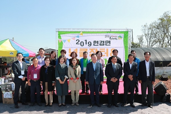 ▲무안군 현경면 중심지 활성화사업 추진위원회는 지난 12일 ‘넝쿨장터&효잔치’를 성황리에 개최했다.(사진제공=무안군)