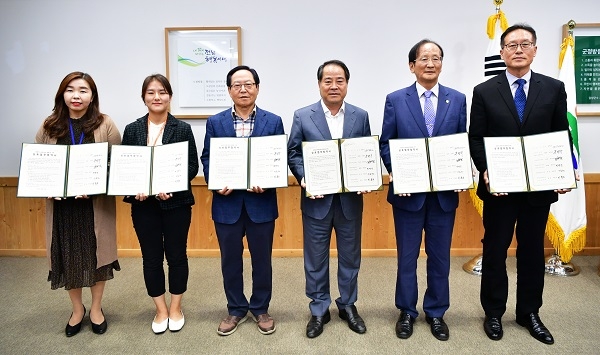 ▲담양군은 지난 11일 5개 지역 사회복지 기관단체와 ‘담양식 마을자치 돌봄망 구축’을 위한 업무협약식을 가졌다.(사진제공=담양군)