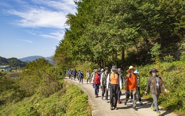 ▲구례군은 구례군산하 공무원 70명을 대상으로 지리산(J-MT.구례) 둘레길 밟기 체험교육을 실시했다.(사진제공=구례군)