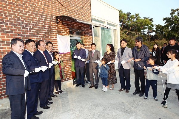 ▲국민건강보험공단 광주지역본부는 지난 15일 부안군 운호지역아동센터에 ‘건강보험 작은공부방’ 83호점 개소식을 개최했다.(사진제공=국민건강보험공단 광주지역본부)