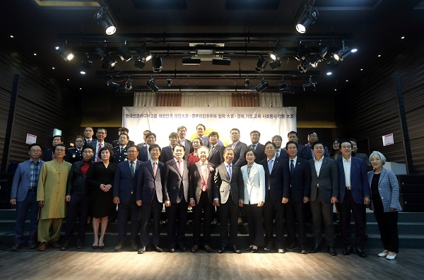 ▲한국언론미디어그룹은 지난 17일 오후 6시 상무지구 JS웨딩컨벤션 2층 컨벤션 홀에서 창립 3주년 기념식 및 2019대한민국 의정대상, 풀뿌리민주주의 발전대상, 교육 경제 기업 사회단체 언론대상 시상식을 개최하고 수상자들과 기념촬영 했다.(사진제공=한국언론미디어그룹)