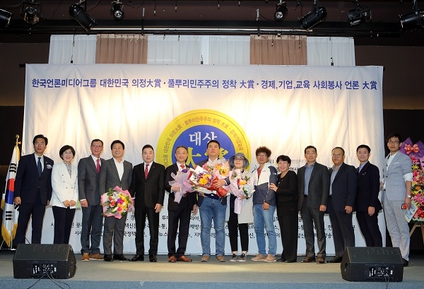 ▲한국언론미디어그룹 3주년 기념식 및 대한민국 의정대상 시상식에서 ‘올해의 기자’ 상은 다문화지원센터의 다문화 이주여성에 대한 ‘갑질’의 사회적 문제점을 심층 취재 보도한 현장뉴스 조영정 국장이 수상했다.(사진제공=한국언론미디어그룹 )