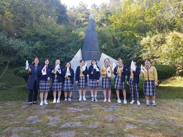 ▲목포시는 지난 21일 목포혜인여고 역사동아리 ‘가람’ 학생들이 참석한 가운데 목포시사 입구에 3․1독립운동탑 이정표를 설치했다.(사진제공=목포시)