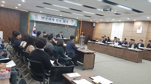 ▲영광군은 지난 24일 군청 소회의실에서 ‘2019년 공무원연구모임 연구과제 발표평가’를 실시했다.(사진제공=영광군)