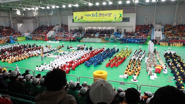 ▲화순군은 25일 하니움문화스포츠센터 실내체육관에서 ‘제38회 화순군민의 날’ 기념행사를 개최했다.(사진제공=화순군)