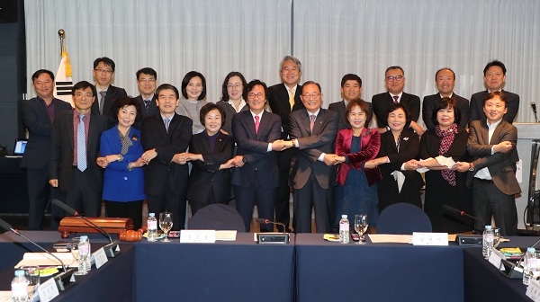 ▲29일 광주-대구 달빛동맹 민관협력위원회 제10차 회의를 갖고 기념촬영을 하고 있다.(사진제공=광주광역시)