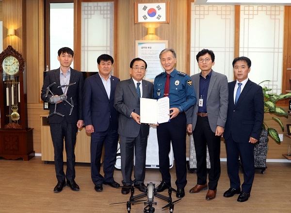 ▲영광군은 지난 6일 영광경찰서)와 수색용 무인비행장치 운용의 효율적 대응을 위한 업무협약을 체결했다.(사진제공=영광군)