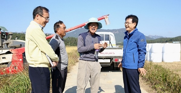 ▲이승옥 강진군수가 영농현장(벼 첫 수확)에 방문하여 농업인을 격려하고 있다.(사진제공=강진군)