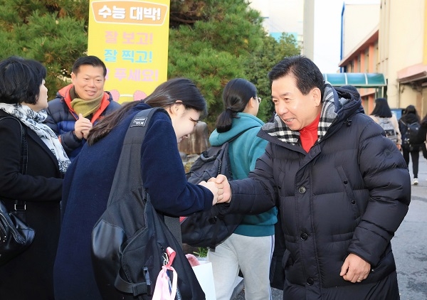 ▲수험생과 주먹인사 나누는 구충곤 화순군수(사진제공=화순군)
