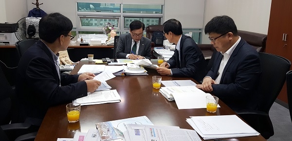 ▲송귀근 고흥군수는 정부예산안 국회 예결소위 심의가 진행 중인 국회를 방문해 내년도 예산에 꼭 반영될 수 있도록 도움을 요청했다.(사진제공=고흥군)