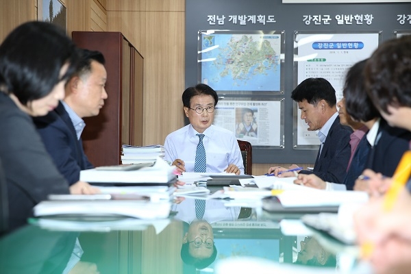 ▲이승옥 강진군수가 실과소 예산심의를 하고 있다.(사진제공=강진군)