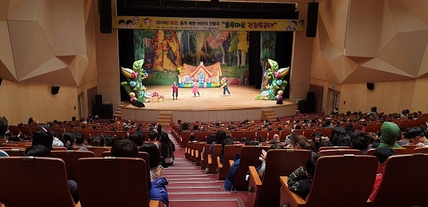 ▲강진군보건소는 19일 강진아트홀 대공연장에서 어린이 흡연·음주예방 인형극 공연을 개최했다.(사진제공=강진군)