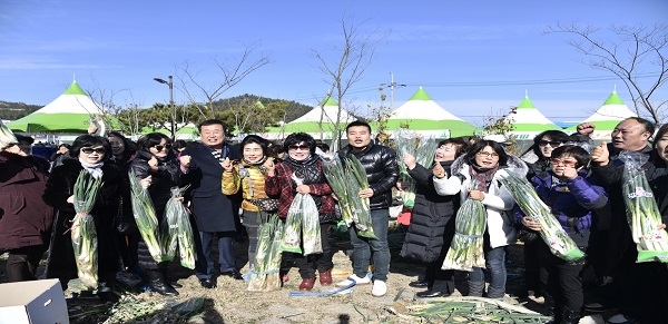 ▲진도군은 오는 23일 군내면 금골마루 커뮤니티센터에서 진도약대파축제가 개최된다.(사진제공=진도군)