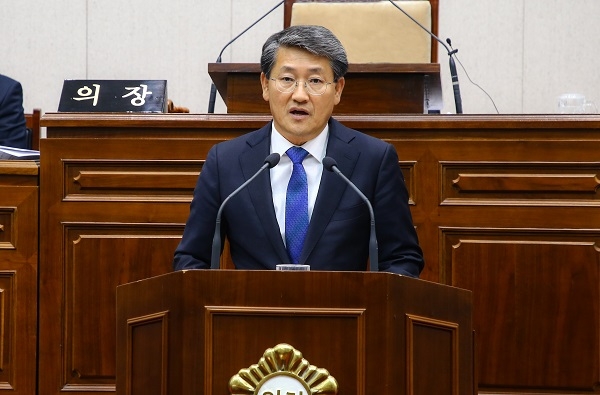 ▲김순호 구례군수는 21일 열린 제264회 구례군의회 정례회에 참석해 2020년도 예산안 제출에 따른 시정연설을 통해 구례군정의 비전을 제시했다.(사진제공=구례군)