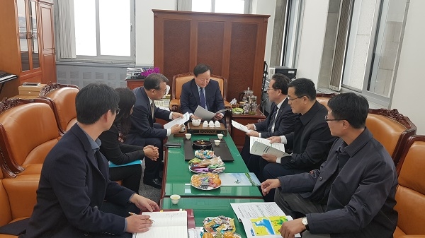 ▲허석 순천시장은 지난 21일 국회를 방문해 김재원 예결위원장을 만나 2020년 현안사업을 설명하고 국회 상임위에서 통과한 사업이 예결위 심사에서 반영될 수 있도록 적극적인 협조를 요청했다.(사진제공=순천시)