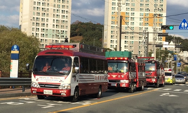 ▲남부소방서는 최근 백운광장에서 빛고을노인건강타운까지 소방차 퍼레이드 및 소방차 길 터주기 캠페인을 실시했다(사진제공= 광주 남부소방서)