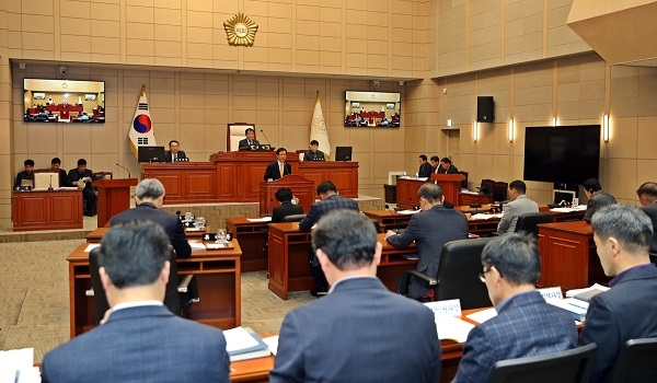 ▲송귀근 고흥군수는 28일 열린 제283회 고흥군의회 제2차 정례회에서 시정연설을 통해 민선 7기의 주요성과와 내년도 군정운영 방향을 제시했다.(사진제공=고흥군)